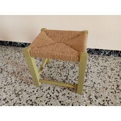 Conjunto de dos taburetes de madera restaurados con acabado en verde desgastado y asiento de tejido de yute