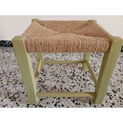 Conjunto de dos taburetes de madera restaurados con acabado en verde desgastado y asiento de tejido de yute